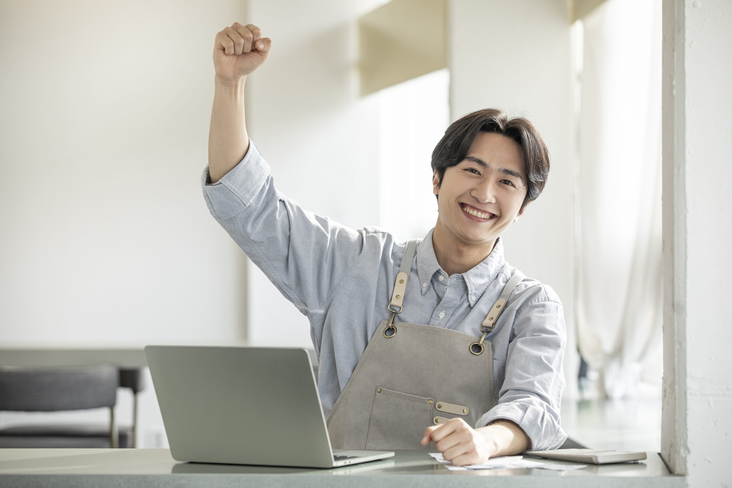 지원금을 신청하고 있는 사장님